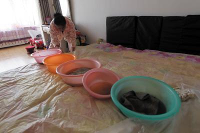 铜鼓楼上漏水，住户失联，小区没物管，业主维权难！律师来支招……